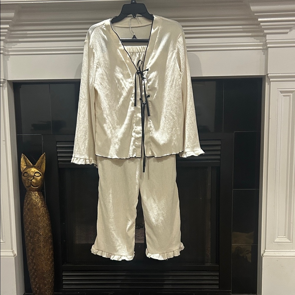 Elegant Cream Women's Sleepwear Set